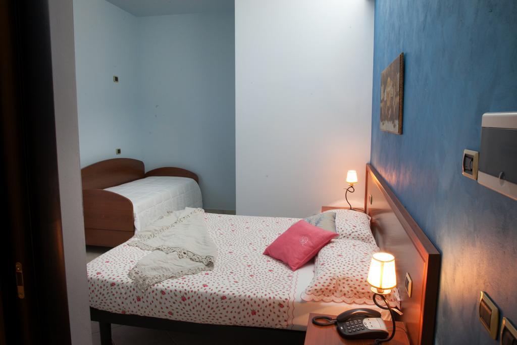 Pensione Degli Ulivi Porto SantʼElpidio Chambre photo