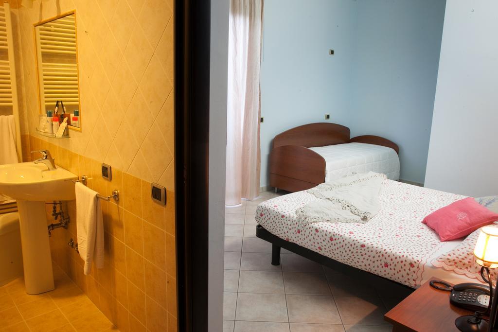 Pensione Degli Ulivi Porto SantʼElpidio Chambre photo
